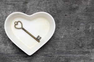 セラミック治療とは？種類などを歯科医が解説します【白い歯を手に入れたい方必見】