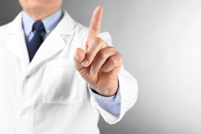 ガミースマイルの原因とは？原因別の治療法について解説