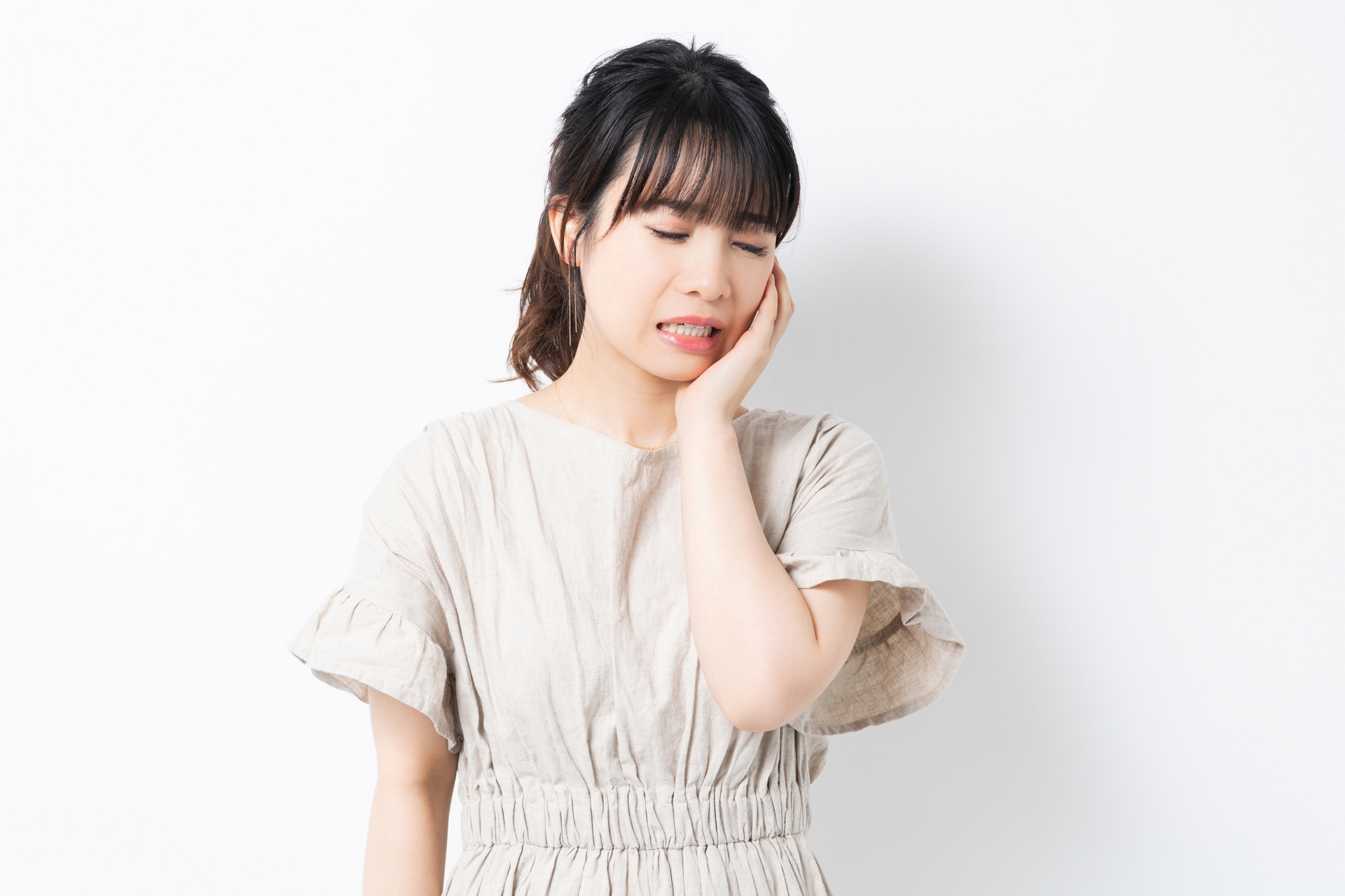 歯が小さいとガミースマイルになる？原因と改善策を徹底解説