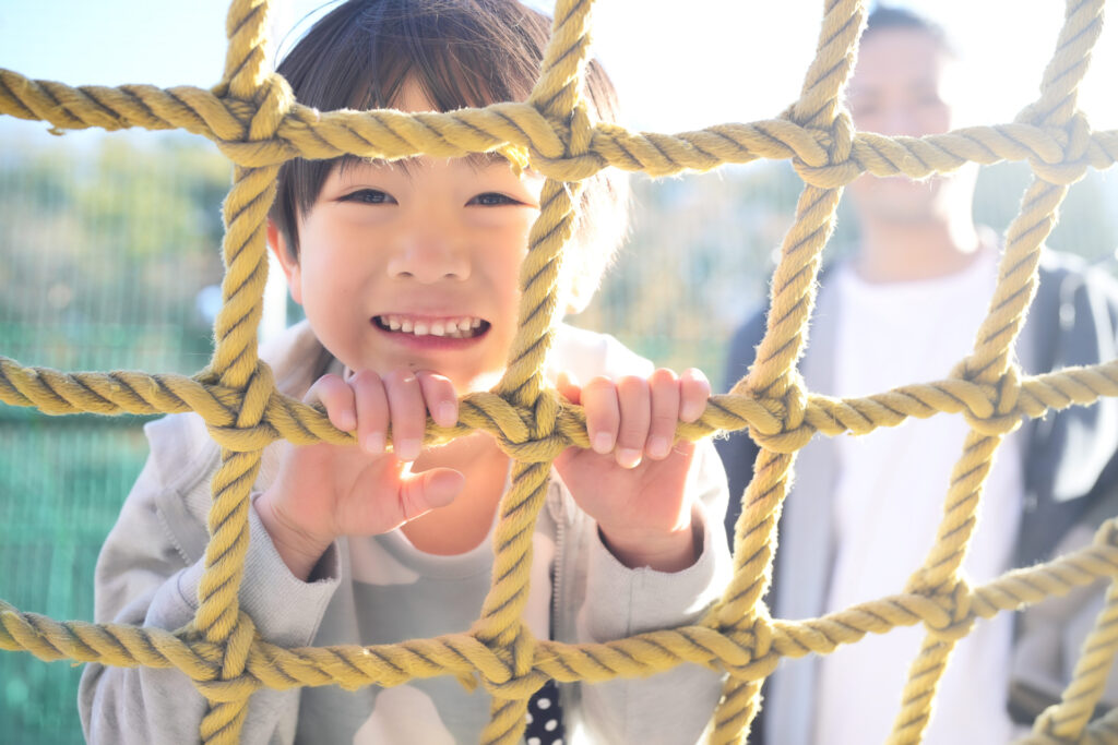 子供のガミースマイルは自然に治る?原因・治療方法を歯科医が解説